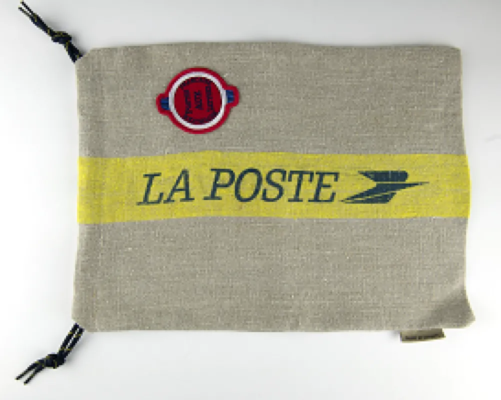 Vue 3 – Sac en toile postale avec écusson