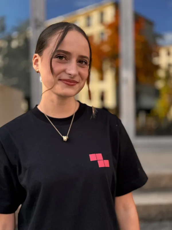 Vue 4 – Photo T-shirt La Poste Tetris 